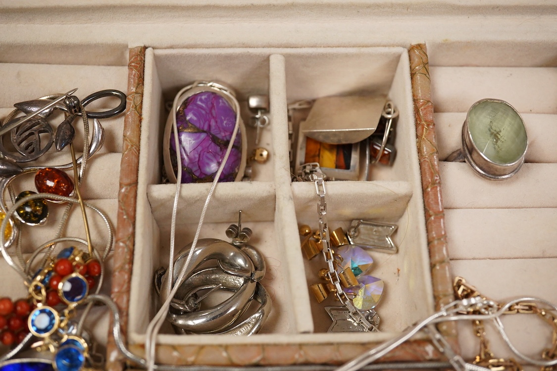 A 9ct gold bracelet, 18cm, 3.5 grams and a quantity of silver, white metal, 925 and costume jewellery, a gold plated half hunter pocket watch contained in a jewellery box.